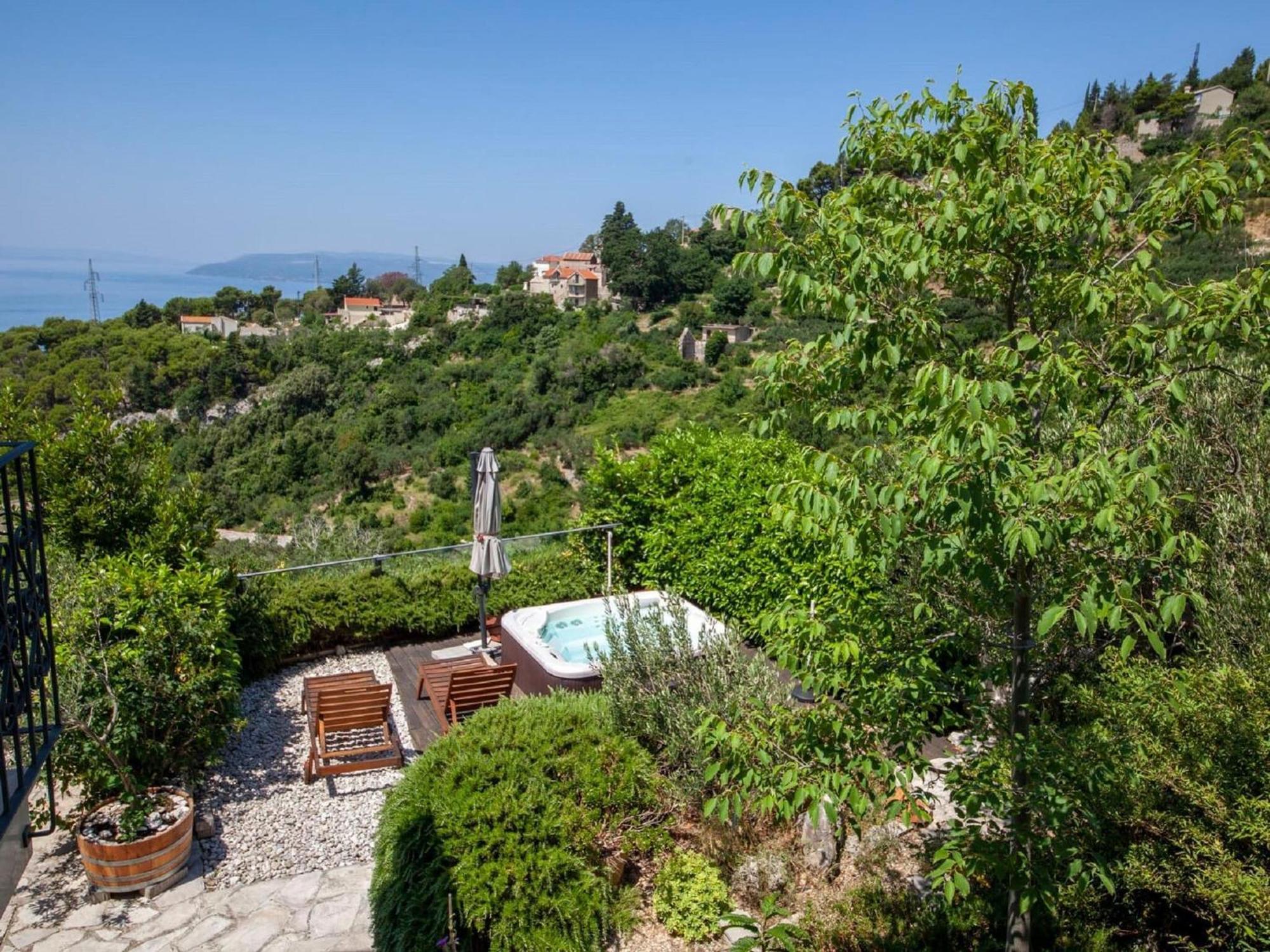 Luxurious Holiday Home In Makarska With Jacuzzi Buitenkant foto